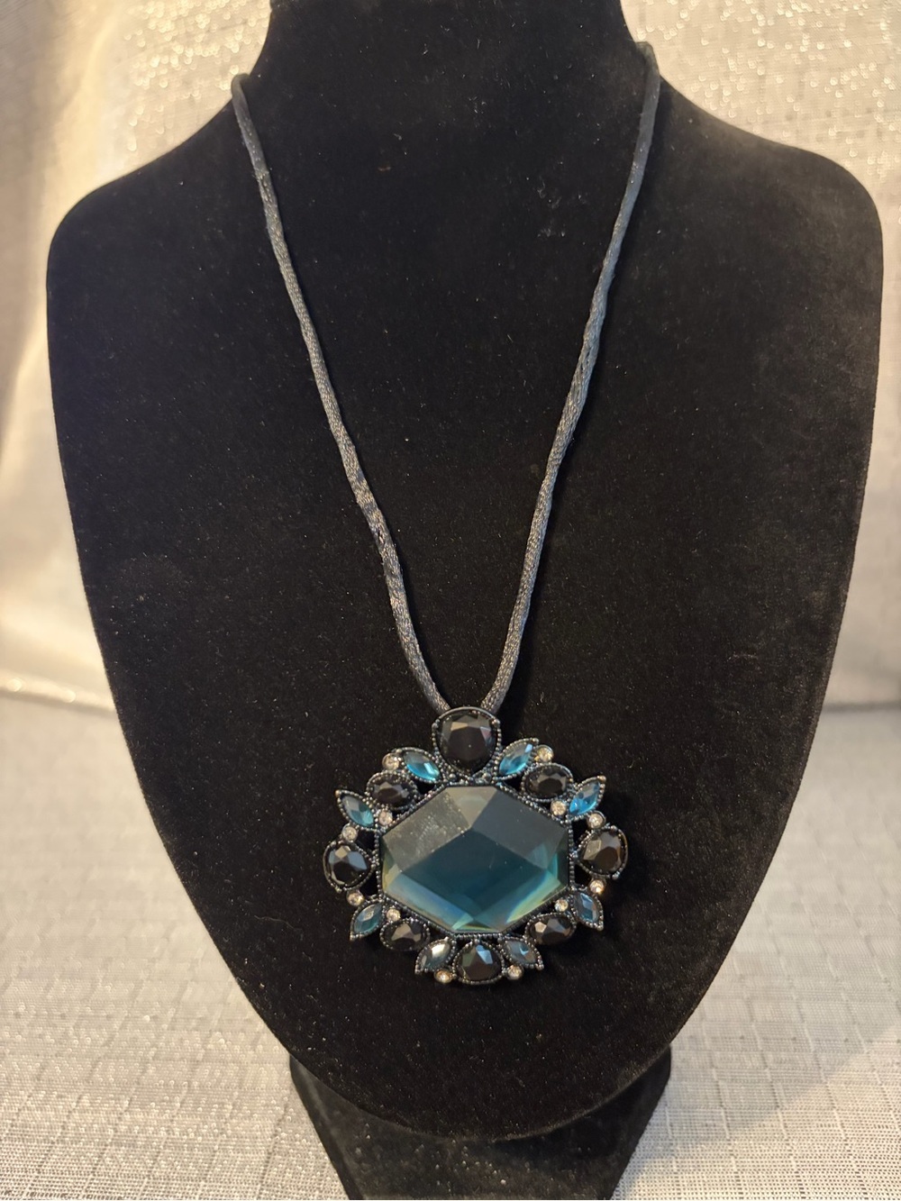Women's Blue Faceted Pendant Necklace
